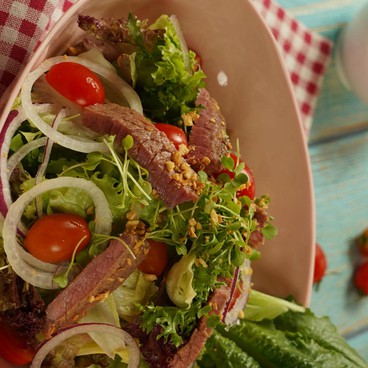 Salad rau xanh Đà Lạt thịt bò áp chảo 